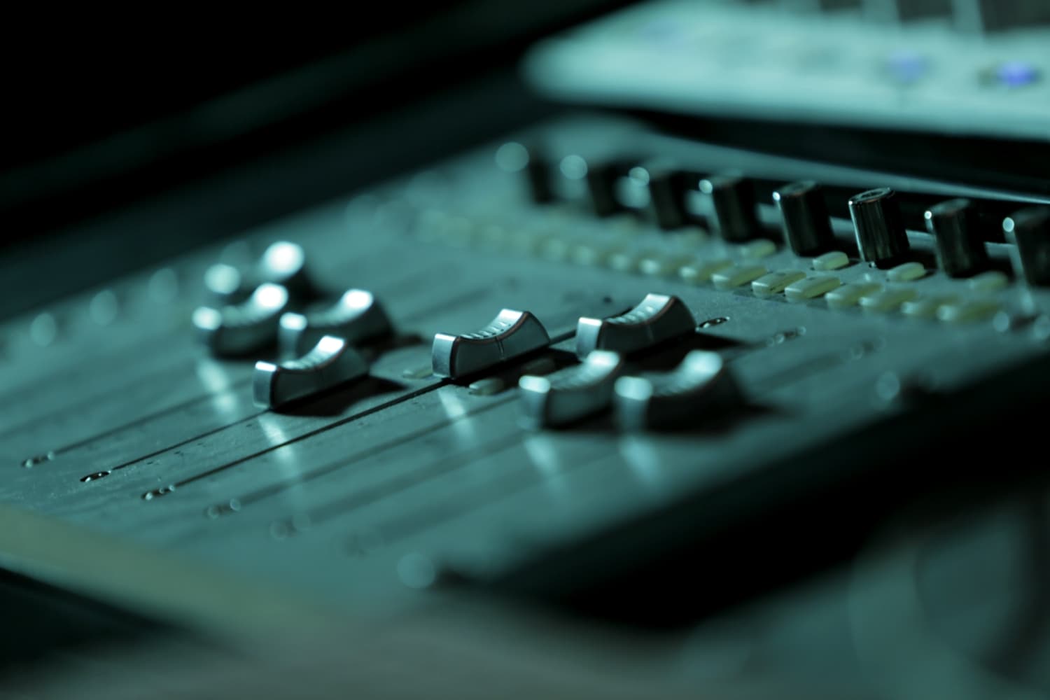 This is the featured image of the Get Creative with Delay Effect blog article.