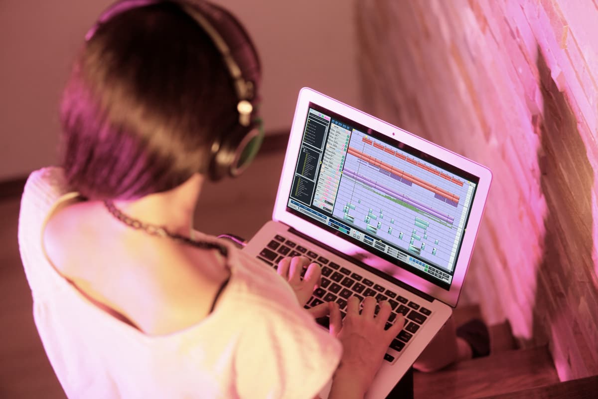 This is the featured image of the How to Make Chopped Drum Loops in 8 Easy Steps blog article.