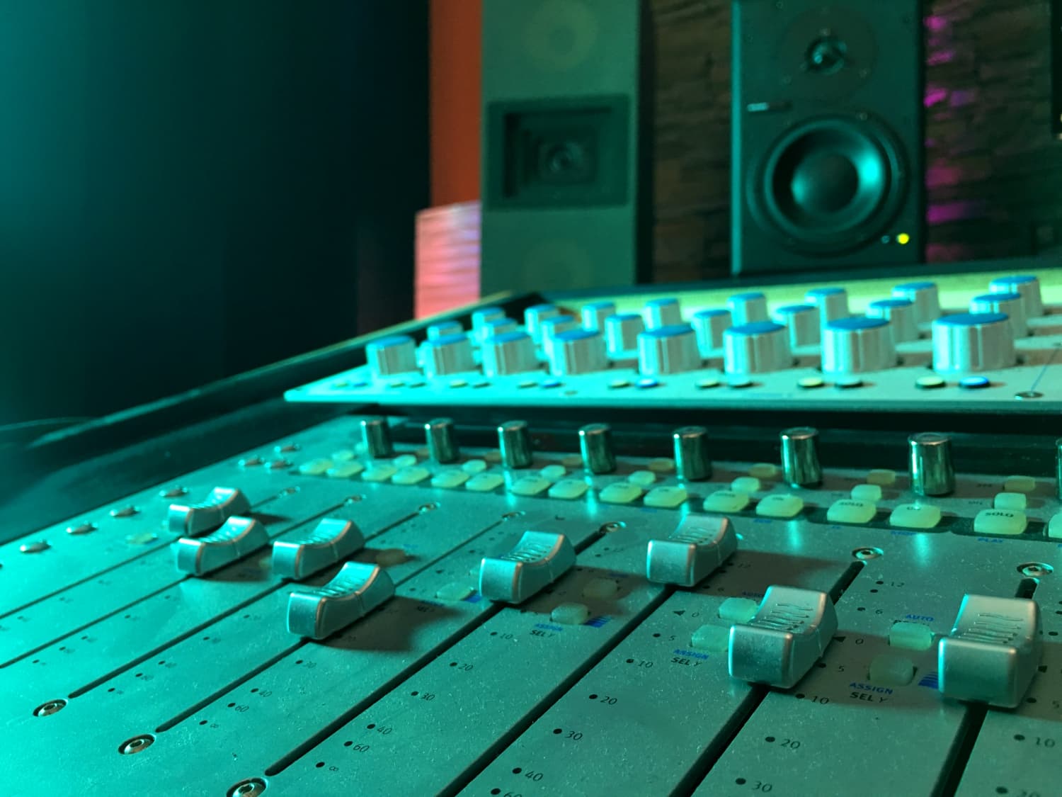 This is the featured image of the Useful Tips for Mixing Kick and Bass blog article.