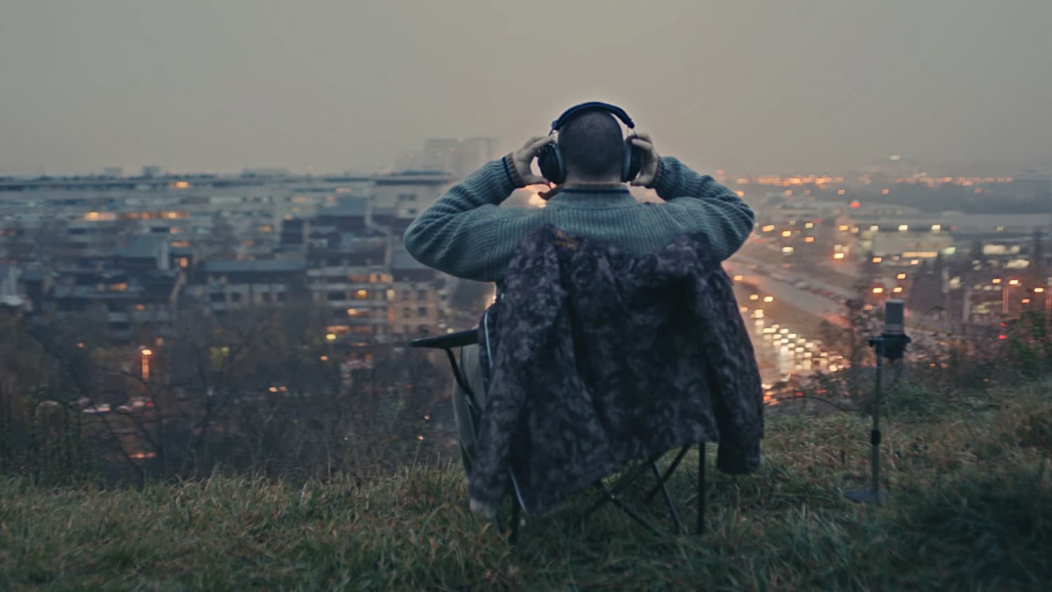 This is the featured image of the Loudness and Level - The Difference blog article.