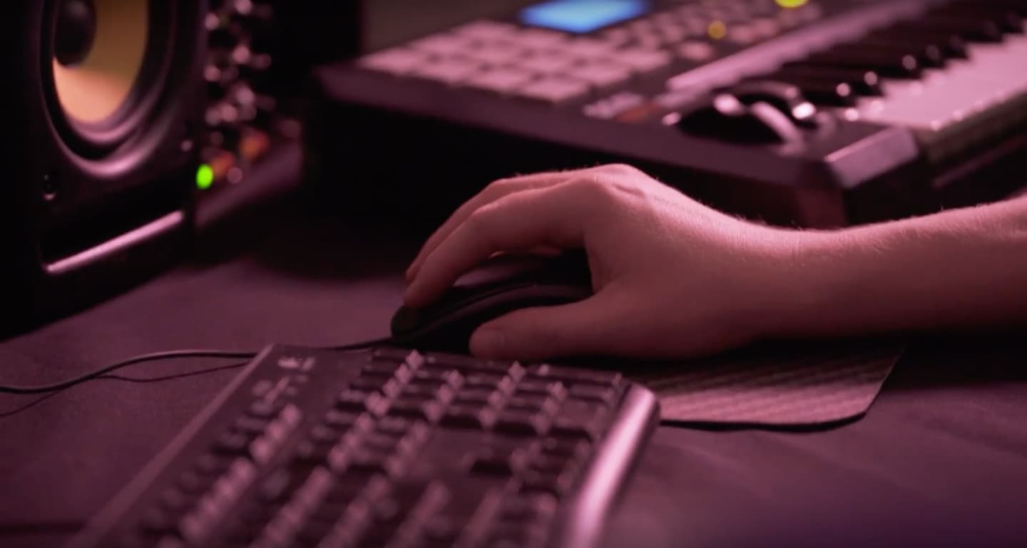 This is the featured image of the Layering - Create a Massive Sound blog article.