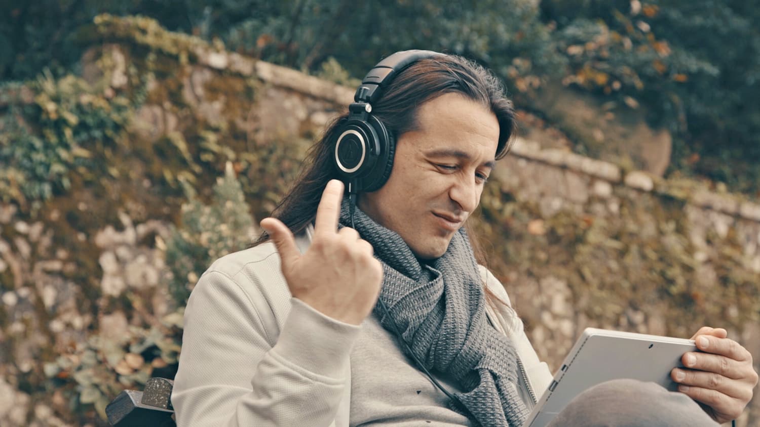 This is the featured image of the 5 Things One Should Know To Be A Happy Musician blog article.
