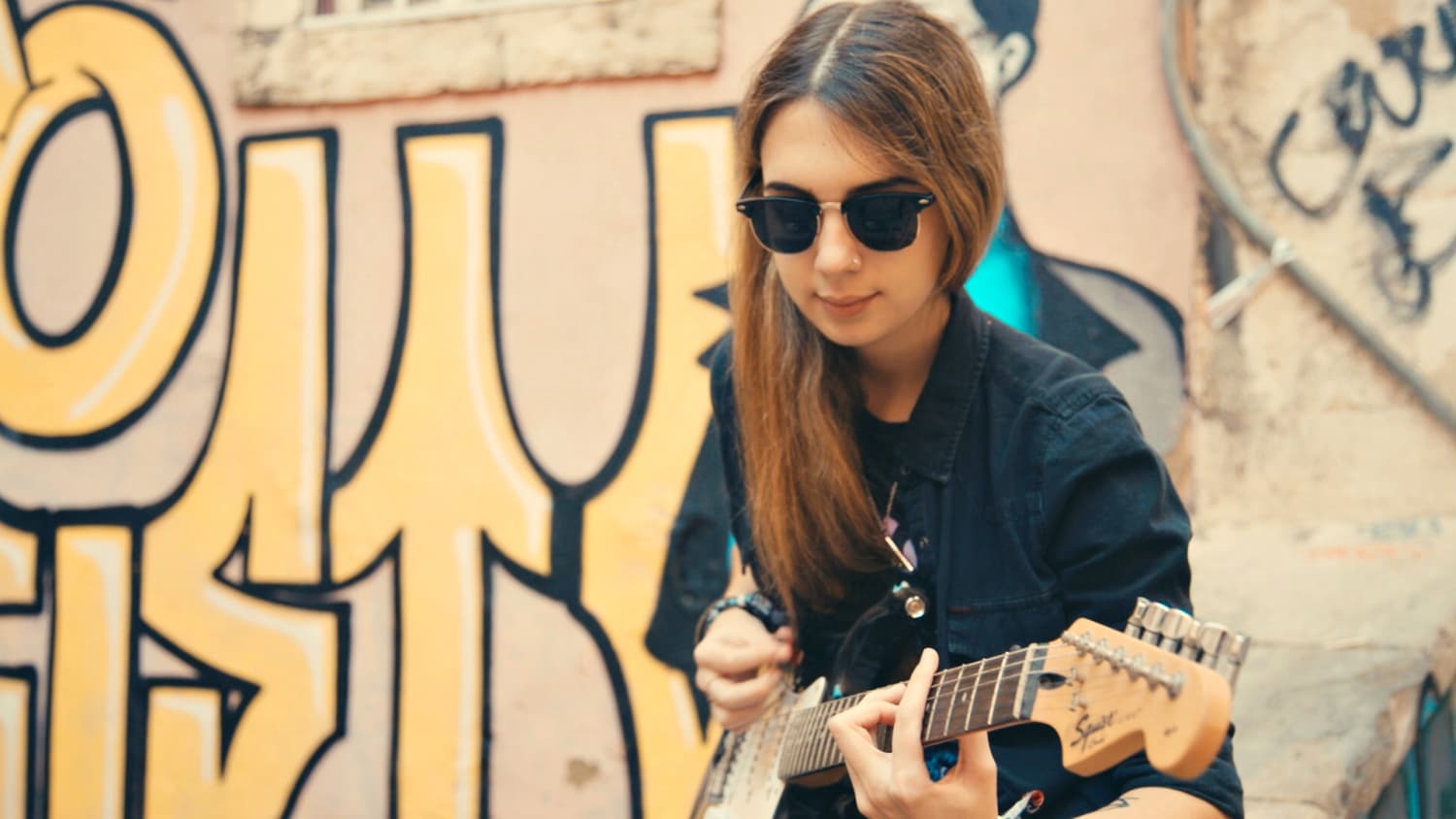 This is the featured image of the 5 Tips to Become a Better Improviser blog article.