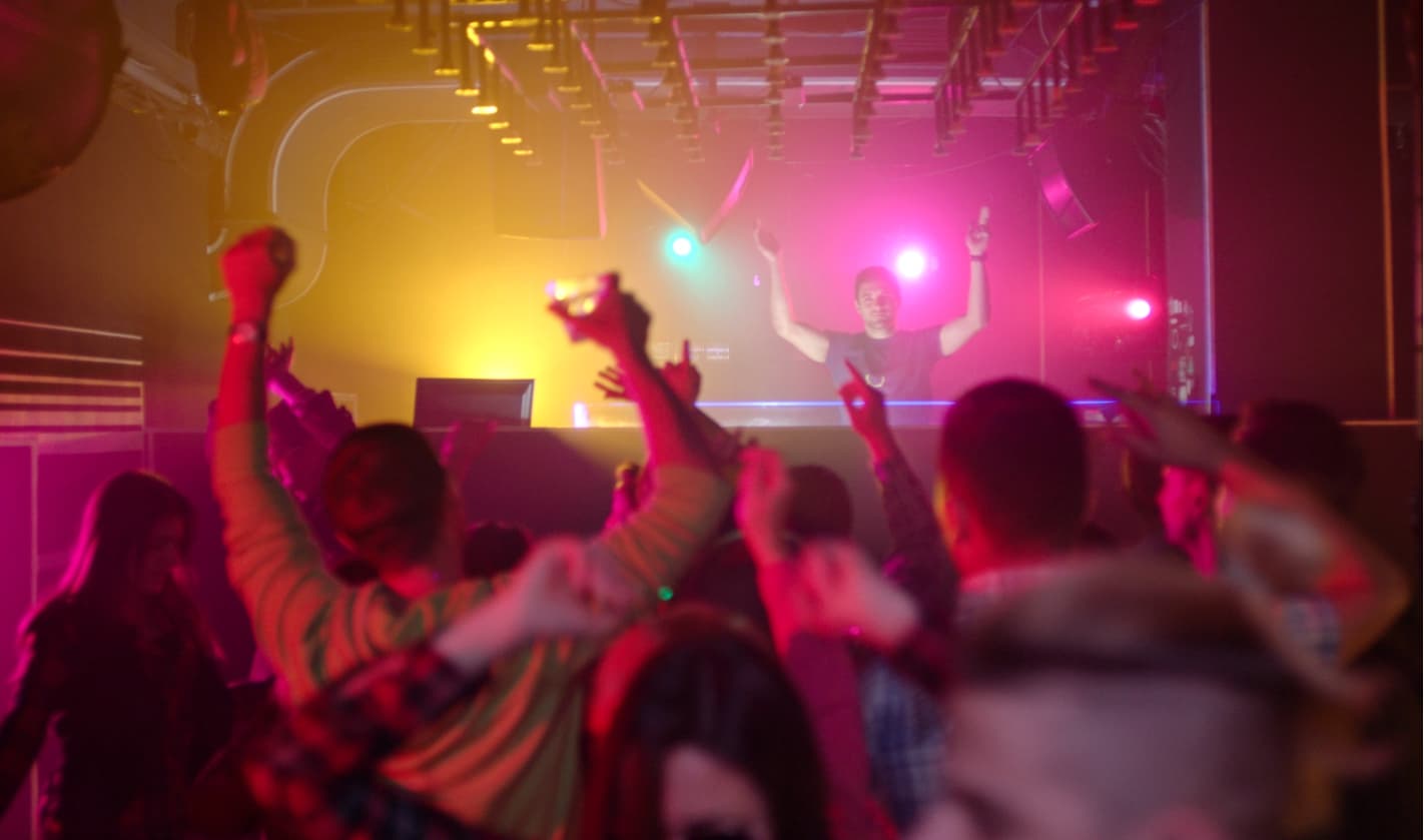 This is the featured image of the Use Parallel Distortion to Spice Up Your Bass blog article.