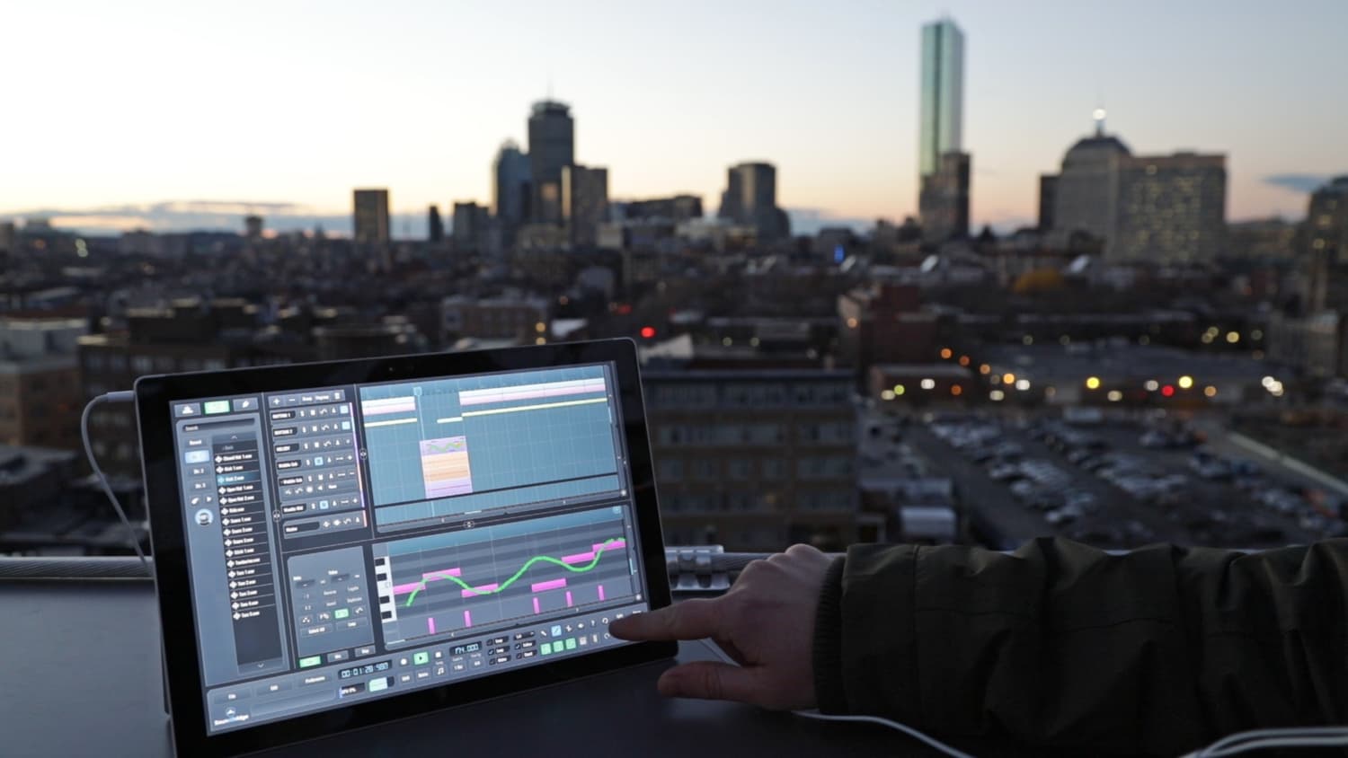 This is the featured image of the Get the Low Hi Sound with Decimort 2 by D16 blog article.