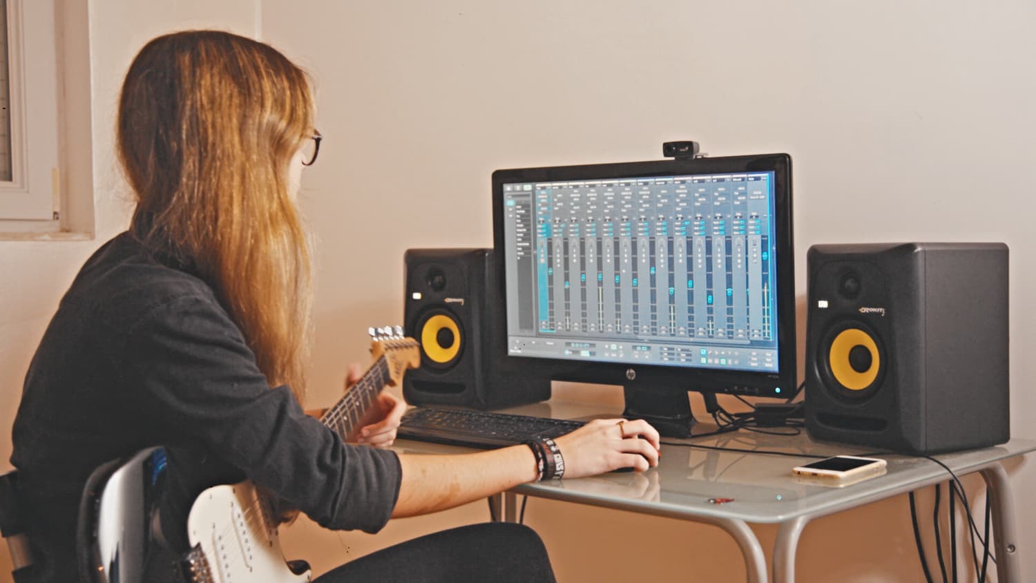 This is the featured image of the Realistic Bass Guitar Sound (Part 2) blog article.