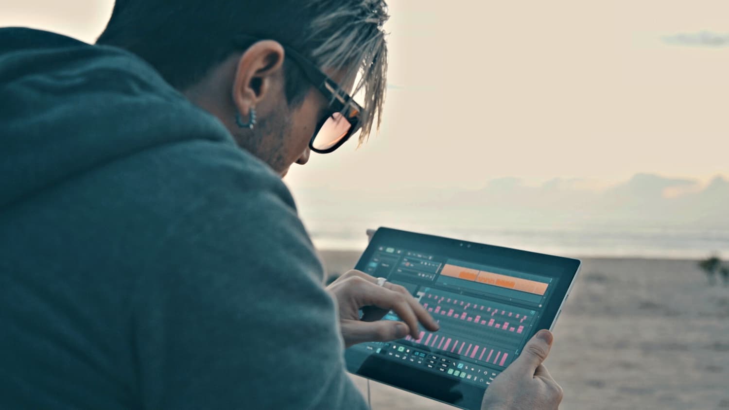 This is the featured image of the Create Complex Delay Effects with Tekturon by D16 blog article.