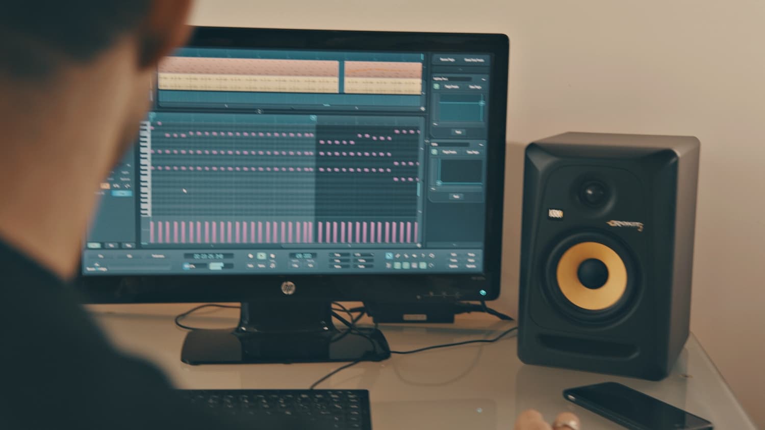 This is the featured image of the 5 Tips to Make Your Samples Sound Unique blog article.