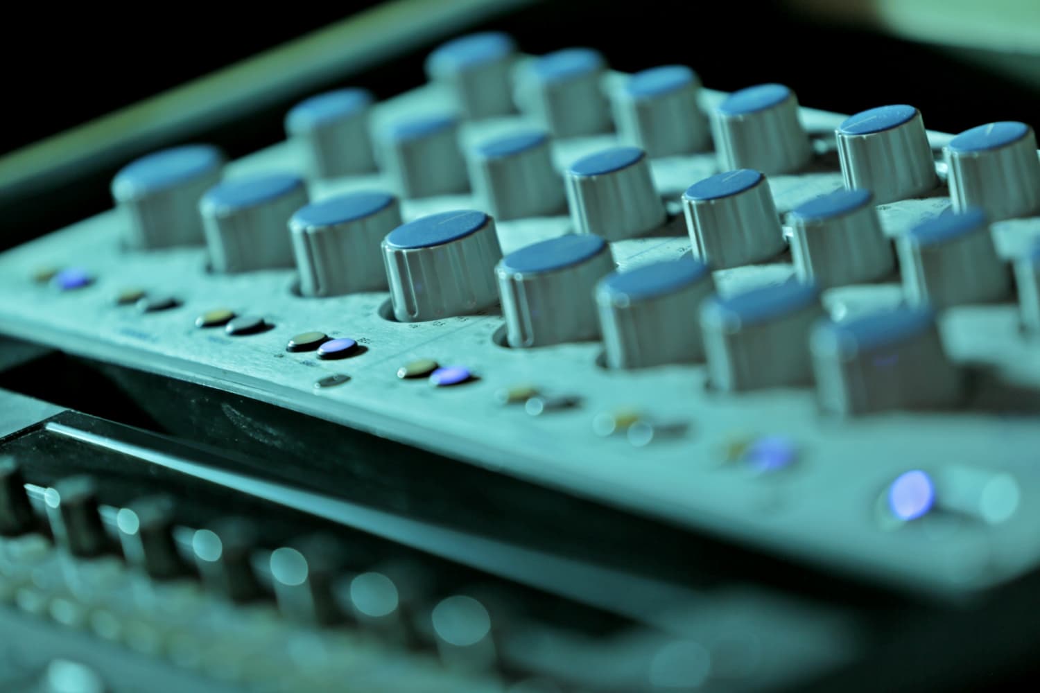 This is the featured image of the How to Process and Layer Your Claps blog article.
